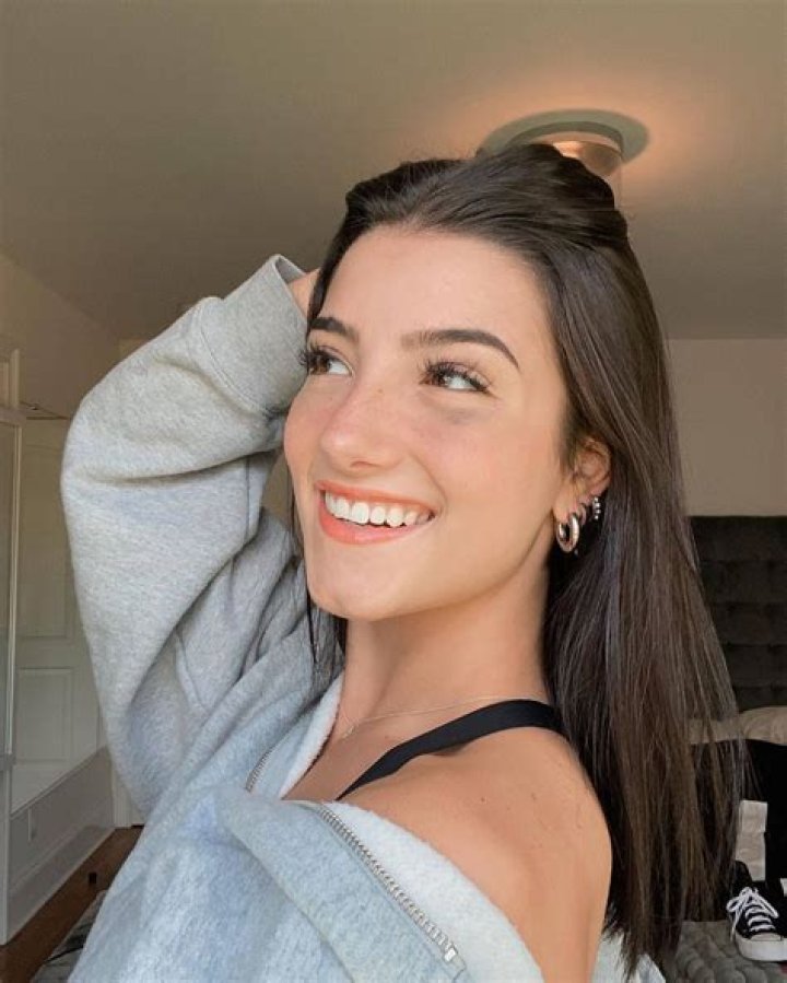 Why Some Fans Believe Charli D'Amelio's Roblox Experience is Trash